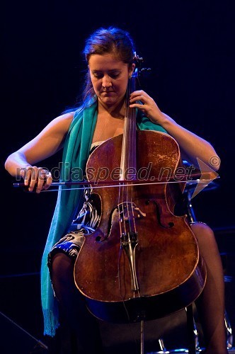 April Guthrie, violončelo
