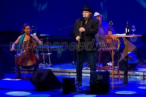 Rade Šerbedžija, glasbenik in igralec, za njim April Guthrie, violončelo in Moma Nikolić, tamburice in vokali