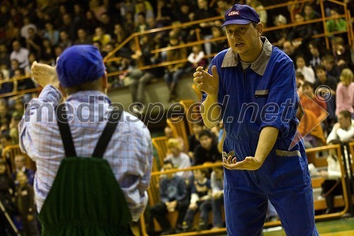 Dejmo stisnt teater, komični vložek