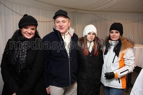 Alenka Gotar, pevka, Franc Kangler, župan Maribora z ženo Tanjo in hčerjo