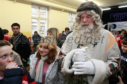 Dedek Mraz in otroci ZPM (Zveza prijateljev mladine) Maribor