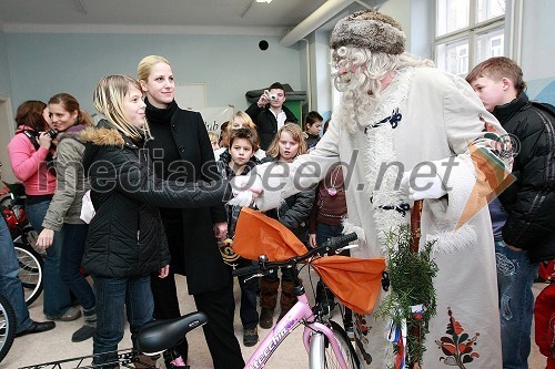Dedek Mraz in Diners Club international podarila kolesa otrokom ZPM Maribor