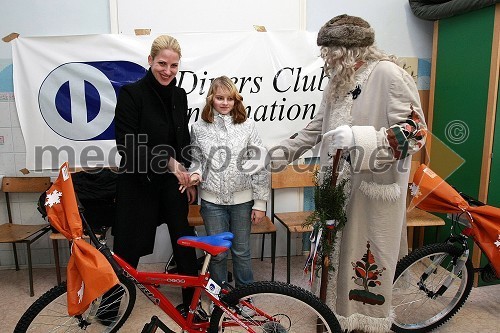 Brina Černetič, svetovalka uprave Diners Club Slovenija, ... in Dedek Mraz