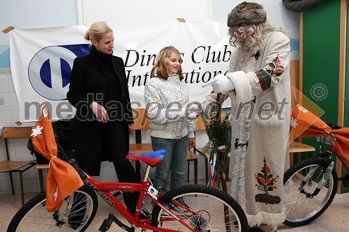 Brina Černetič, svetovalka uprave Diners Club Slovenija, ... in Dedek Mraz