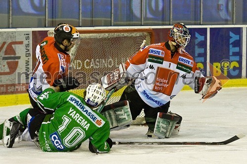 Seamus Kotyk (vratar) in Philippe Lakos, hokejista Innsbrucka in Brendan Yarema, hokejist Tilie Olimpije (v zeleni športni opremi)