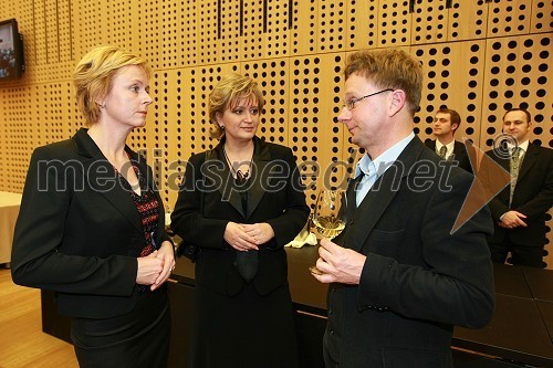 Darja Zgonc, odgovorna urednica informativnega programa Pop TV, Ksenija Benedetti, vodja protokola Republike Slovenije in Boštjan Lajovic, novinar