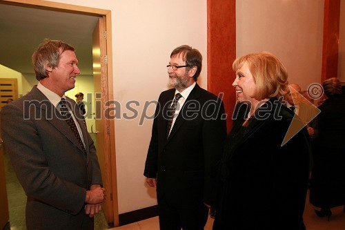 Prof. dr. Milan Marčič, prorektor za področje znanstveno-raziskovalnih zadev in prof. dr. Ivan Rozman, rektor Univerze v Mariboru ter soproga dr. Janja Črčinovič Rozman