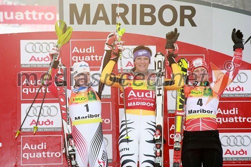 Kathrin Zettel, Avstrija - drugo mesto, Maria Riesch, Nemčija - prvo mesto in Tanja Poutiainen, Finska - tretje mesto