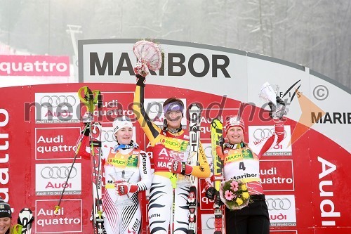 Kathrin Zettel, Avstrija - drugo mesto, Maria Riesch, Nemčija - prvo mesto in Tanja Poutiainen, Finska - tretje mesto