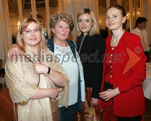 Sestre Pašek: Mihaela Pašek (dvojčica Mojce), varuhinja bolnikovih pravic (njihova teta) Magda Žezlina, Mojca Pašek (novinarka RTV Slovenija) in tretja sestra Nevenka Pašek, zaposlena v Sng Maribor