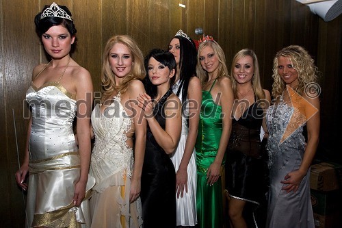 Daša Podržaj, Miss Hawaiian Tropic 2009, Anamarija Avbelj, Miss Universe Slovenije 2008, Sabina Mali, pevka, Playboyevo dekle in Miss Hawaiian Tropic 2007, Marjana Baraga, Miss Solei 2009, Maja Jamnik, Miss Casino Kongo 2009, Katarina Benček, Najdekolte 2009 in Patricija Mavrič, Lepa soseda 2008