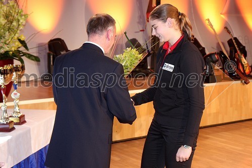 Zoran Turk, voditelj prireditve in Anja Šešum, veslačica in najobetavnejša mariborska športnica 2008
 

 




 







 
