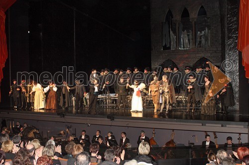 Pogled na oder in igralce po koncu opere Rigoletto