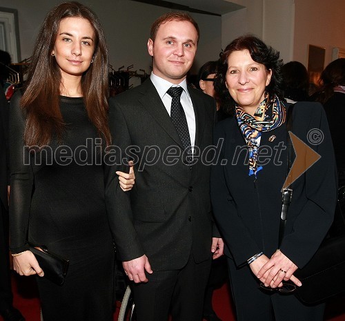 Matej Raščan, direktor in lastnik podjetja Rašica Point d.o.o. in podjetja Delo revije, d.d., ter njegova zaročenka Marija Pandrc, izvršna direktorica Rašice in mag. Lilijana Kornhauser Cerar, zdravnica ter Slovenka leta 2007