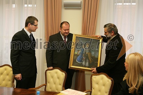 Mag. Igor Marinič, namestnik direktorja Pošte Slovenije, Aleš Hauc, generalni direktor Pošte Slovenije in mag. Imre Jerebic, generalni tajnik Slovenske Karitas