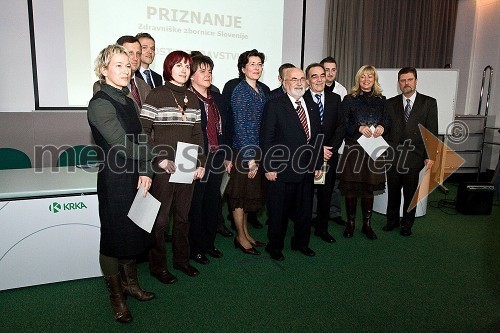 Prof. dr. Marjan Pajntar, dr. med. in prim. asist. Gordana Kalan Živčec, dr. med., predsednica Zdravniške zbornice Slovenije z dobitniki priznanj na področju perinatologije