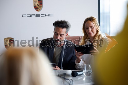 Mark Webber, nekdanji voznik F1 in Nika Zupanc, slovenska industrijska oblikovalka na novinarski konferenci Wild at Heart