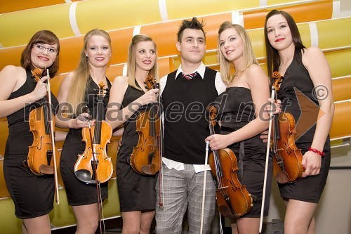 Omar Naber, pevec, s spremljevalnimi violinistkami
