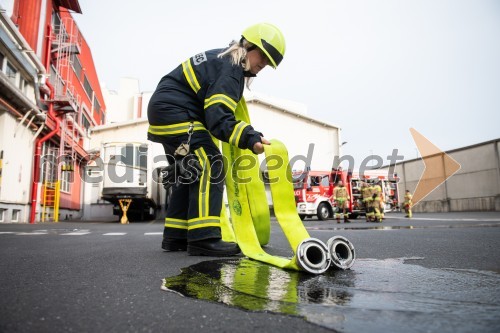 Pospravljanje cevi Gasilcev na gasilski vaji v podjetju Henkel