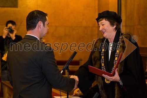 Dr. Maks Merela, prejemnik doktorske listine in prorektorica prof. dr. Julijana Kristl, promotor