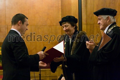 Dr. Boštjan Zajec, prejemnik doktorske listine, prorektorica prof. dr. Julijana Kristl, promotor in prof. dr. Jožef Duhovnik, dekan Fakultete za strojništvo Univerze v Ljubljani