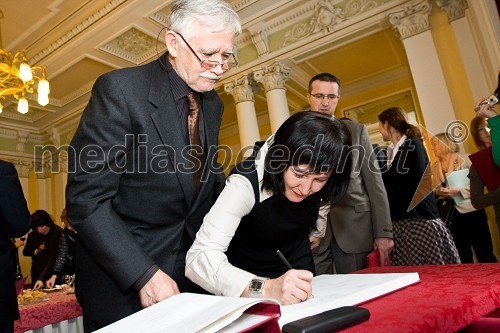 Dr. Samar Al Sayegh Petkovšek, prejemnica doktorske listine in prof. dr. Franc Batič, Biotehniška fakulteta, njen mentor