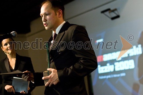 Uroš Merc, direktor podjetja Bisol in dobitnik priznanja Managerski izziv 2009, v ozadju Bernarda Žarn, voditeljica dogodka