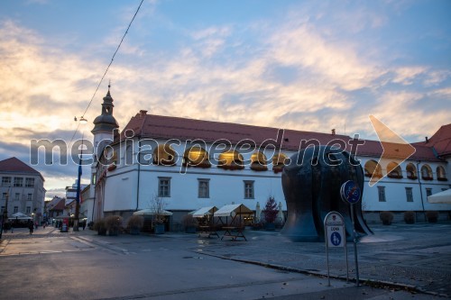 Trg Svobode Maribor, Spomenik NOB, kipar Slavko Tihec, Kojak, Kodžak, Mariborski grad, Pokrajinski muzej Maribor