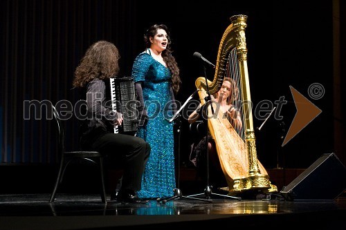 Marko Hatlak, harmonikaš, Irena Preda, sopranistka in Mojca Zlobko, harfistka