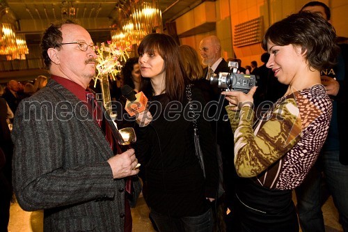 Tomaž Domicelj, pevec, Ajda Perme in Irena Kovačević, novinarki