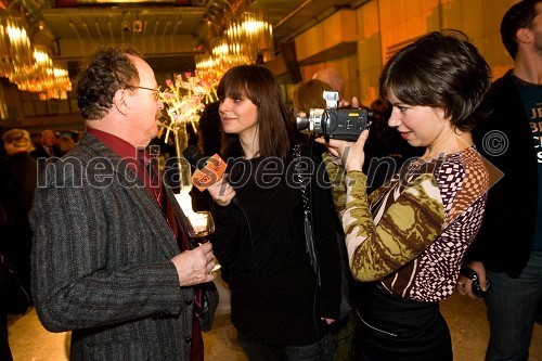 Tomaž Domicelj, pevec, Ajda Perme in Irena Kovačević, novinarki