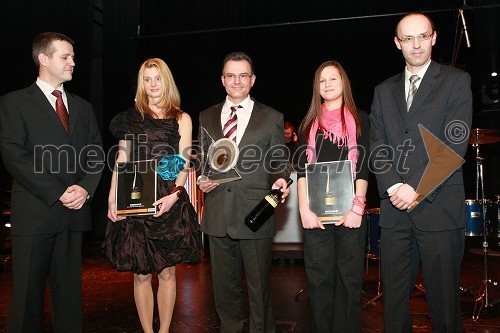 Uroš Skuhala, direktor časnika Večer, Tatjana Rudolf, popotnica in finalistka akcije Bob leta 2008, Milan Kotnik, sekretar Društva gluhih in naglušnih Podravja ter zmagovalec akcije Bob leta 2008, Anja Babnik, devetošolka in finalistka akcije Bob leta 2008, in Tomaž Ranc, glavni in odgovorni urednik časnika Večer