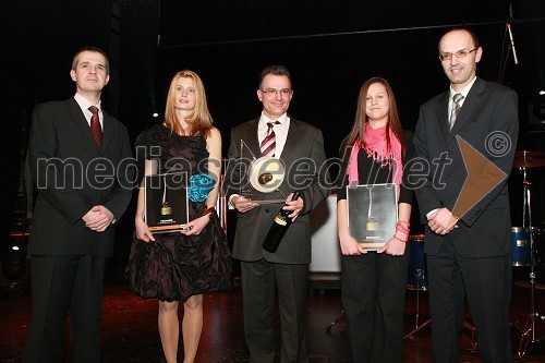 Uroš Skuhala, direktor časnika Večer, Tatjana Rudolf, popotnica in finalistka akcije Bob leta 2008, Milan Kotnik, sekretar Društva gluhih in naglušnih Podravja ter zmagovalec akcije Bob leta 2008, Anja Babnik, devetošolka in finalistka akcije Bob leta 2008, in Tomaž Ranc, glavni in odgovorni urednik časnika Večer