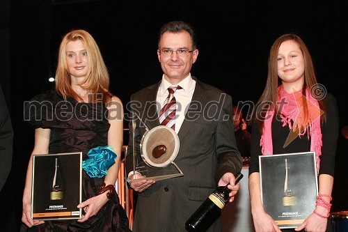 Tatjana Rudolf, popotnica in finalistka akcije Bob leta 2008, Milan Kotnik, sekretar Društva gluhih in naglušnih Podravja ter zmagovalec akcije Bob leta 2008, in Anja Babnik, devetošolka in finalistka akcije Bob leta 2008