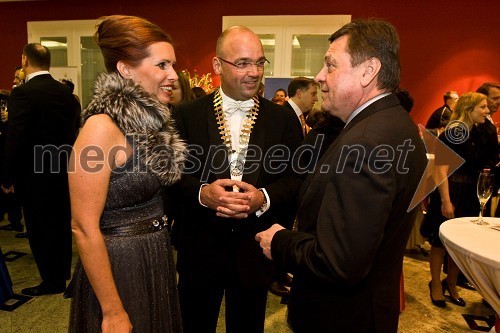 Aleš Jenčič, predsednik Rotary kluba Ljubljana s soprogo in Zoran Jankovič, župan Ljubljane