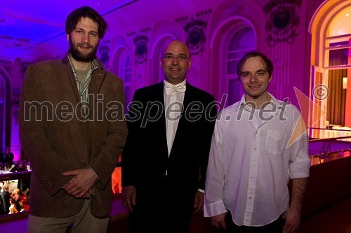 Jan Ciglenečki, filozof in germanist in Andraž Kržič, filmar, slikar in glasbenik, dobitnika štipendije Rotary kluba Ljubljana in Aleš Jenčič predsednik Rotary kluba Ljubljana