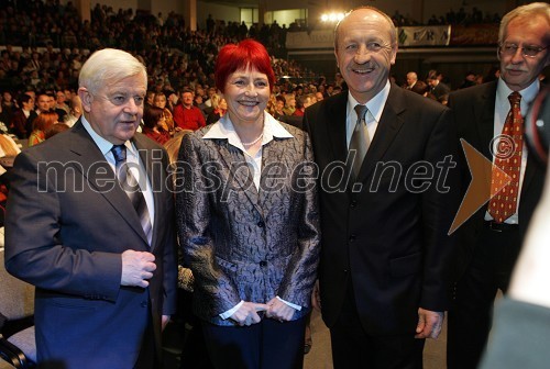 Milan Kučan, nekdanji predsednik Republike Slovenije, Mojca Senčar, Slovenka leta 2005 in predsednica Slovenskega združenja za boj proti raku dojk in Branko Pavlin, predsednik uprave časopisne družbe Dnevnik