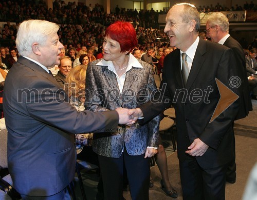 Milan Kučan, nekdanji predsednik Republike Slovenije, Mojca Senčar, Slovenka leta 2005 in predsednica Slovenskega združenja za boj proti raku dojk in Branko Pavlin, predsednik uprave časopisne družbe Dnevnik