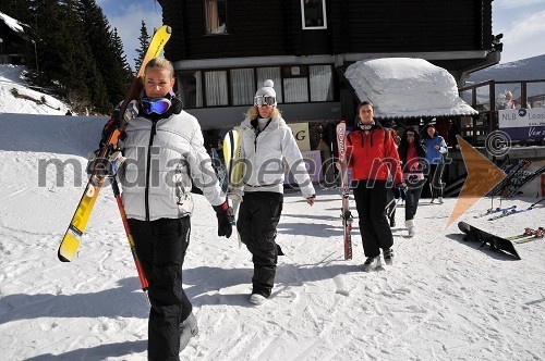 Tjaša Ošlak, manekenka in Snežna kraljica smučarskega centra Golte 2009, Tijana Popovič, 2. spremljevalka Snežne kraljice smučarskega centra Golte 2009, in ...