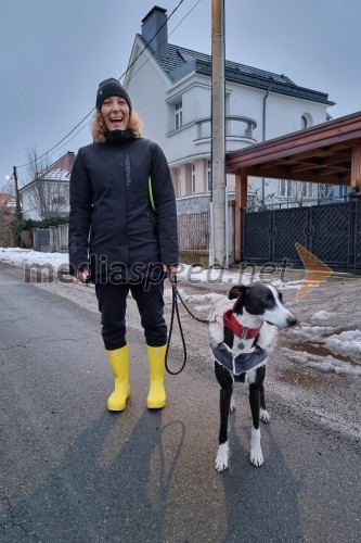 Ilka Štuhec in njena Pepa na sprehodu po Mariboru