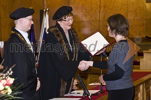 Prof. dr. Martin Germ, prodekan za podiplomski študij, informacijski sistem in založništvo Filozofske fakultete Univerze v Ljubljani, prorektorica prof. dr. Julijana Kristl in dr. Simona Bergoč, doktorica znanosti s področja jezikoslovja