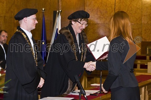 Prof. dr. Martin Germ, prodekan za podiplomski študij, informacijski sistem in založništvo Filozofske fakultete Univerze v Ljubljani, prorektorica prof. dr. Julijana Kristl in dr. Irena Kapš Vodopivec, doktorica znanosti s področja jezikoslovja