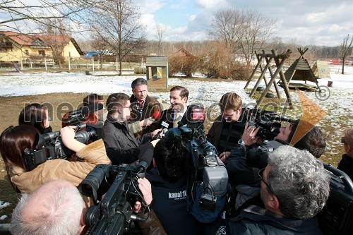 Anton Kampuš, župan občine Gornja Radgona in Karl Viktor Erjavec, minister za okolje in prostor med novinarji