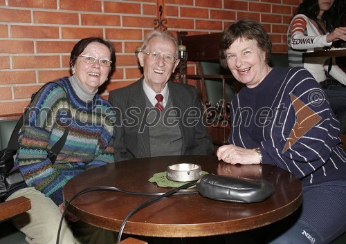 Sonja Blaž, igralka, Janez Karlin, častni predsednik Zveze kulturnih društev Maribor, in Breda Pugljeva, igralka