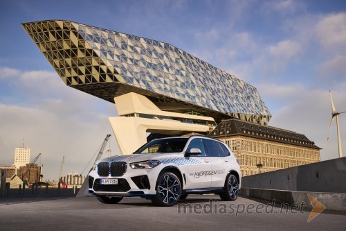 BMW Group začenja s testiranjem pilotne flote BMW iX5 Hydrogen