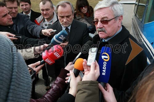 Milan Pogačnik, minister za kmetijstvo, gozdarstvo in prehrano, Jožef Merkuš, župan občine Hoče-Slivnica in novinarji