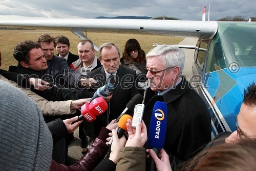 Milan Pogačnik, minister za kmetijstvo, gozdarstvo in prehrano, Jožef Merkuš, župan občine Hoče-Slivnica in novinarji