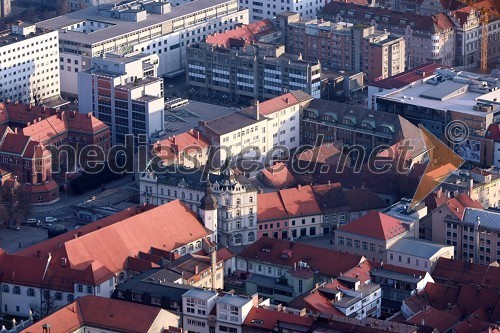 Središče mesta Maribor: Mariborski grad, nekdanja Mariborska mestna hranilnica, trg Svobode in Vetrinjska ulica (v ozadju hotel Slavija in Trgovsko poslovni center City Maribor)