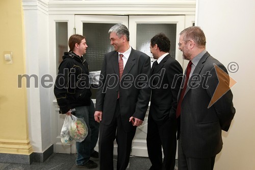 Dostavljalec hrane, mag. Boris Podvršnik, župan občine Zreče, prof. dr. Otmar Kugovnik, profesor na Fakulteti za šport in predsednik Slovenske univerzitetne športne zveze in Vili Rezman, župan občine Ruše