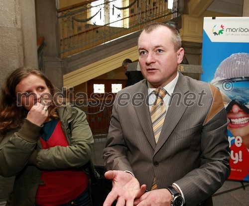 Vesna Lovrec, novinarka, Franc Kangler, župan Mestne občine Maribor in General Rudolf Maister - kip   
 
